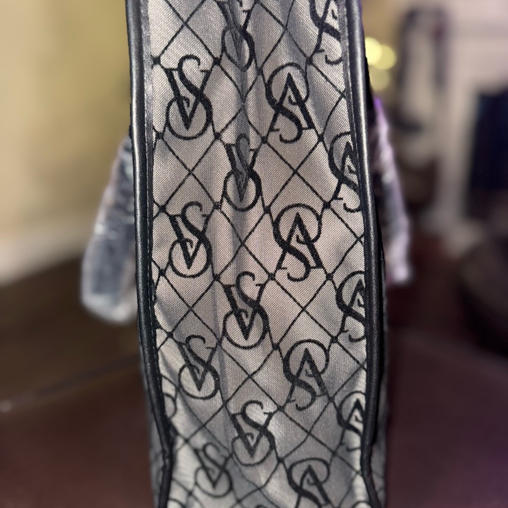 New Victoria’s Secret Black Tan Quilted Mesh Monogram Tote Bag Signature VS Logo - Picture 4 of 10